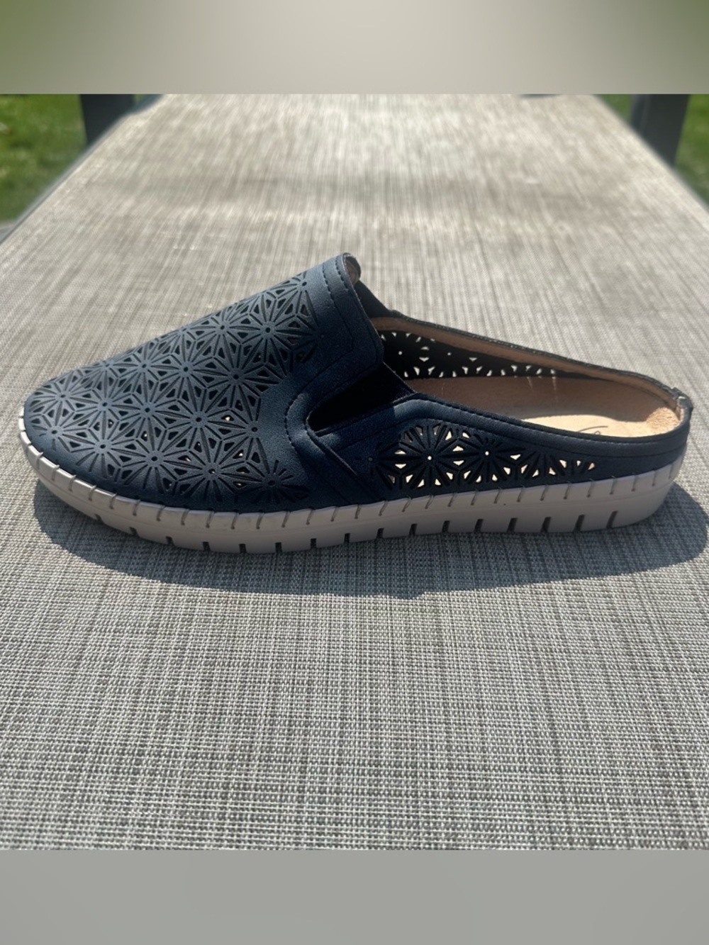 Easy Street Comfort Slip On Loafers Women’s Size 8 Navy Laser Cut Flats